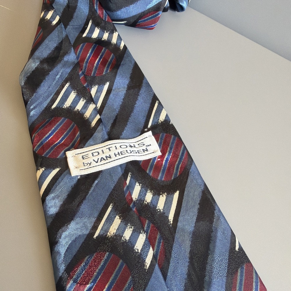 Vtg Editions By Van Heusen Neck Tie Blue w/ Red Short Abstract Polyester - Picture 4 of 5